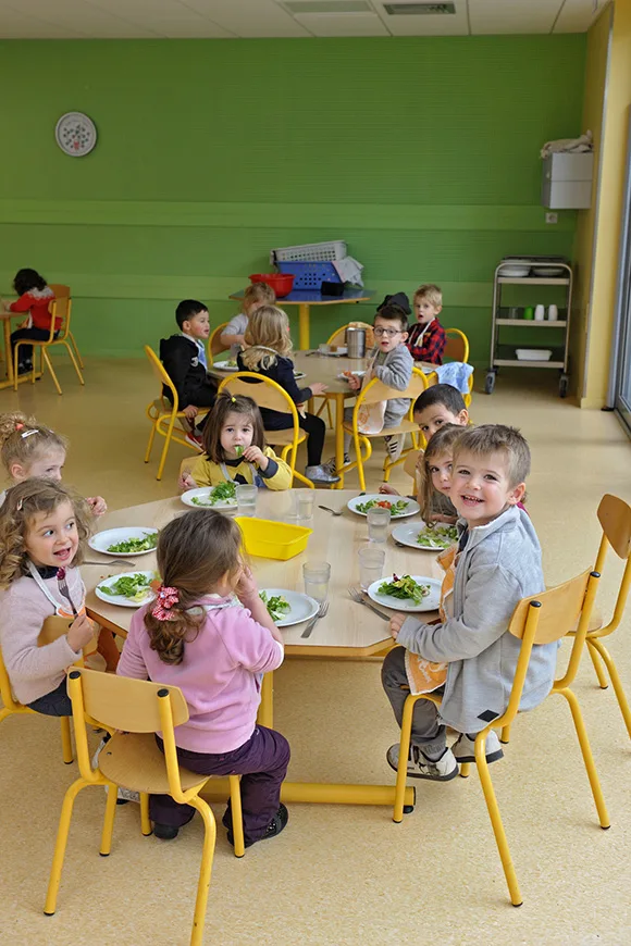 Enfants prenant un repas de la Cuisine centrale