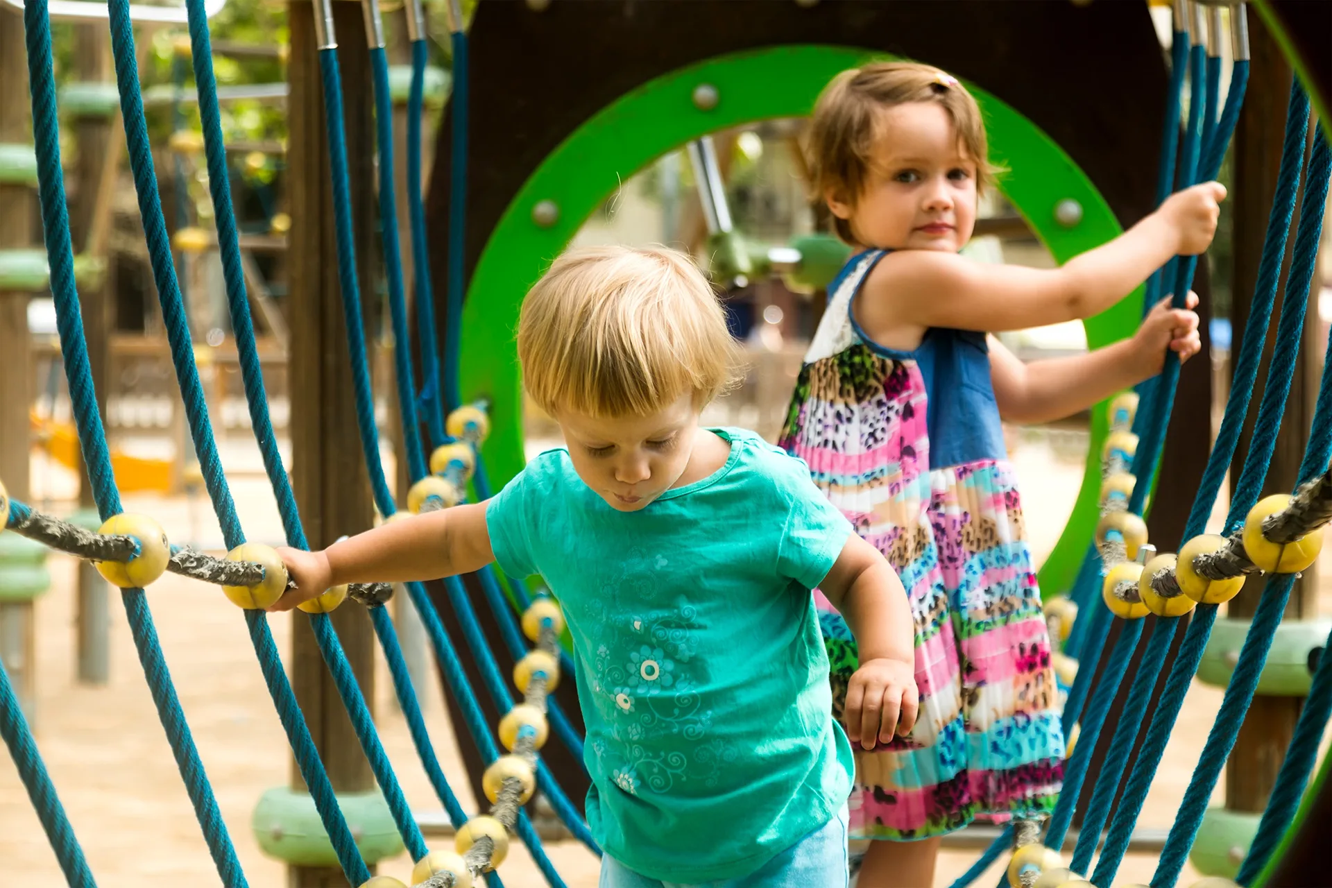 enfants-jeux-exterieurs enfants-jeux-exterieurs