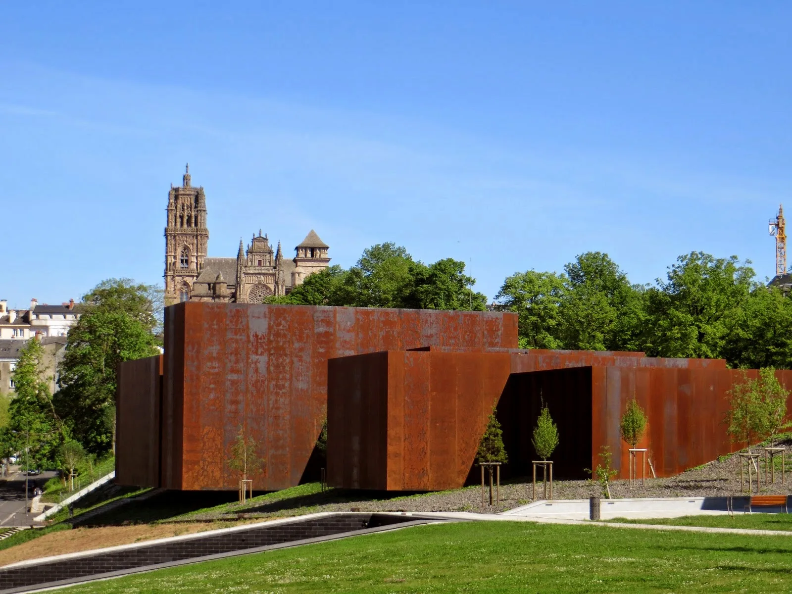 Vue du musée Soulages et de la Cathédrale