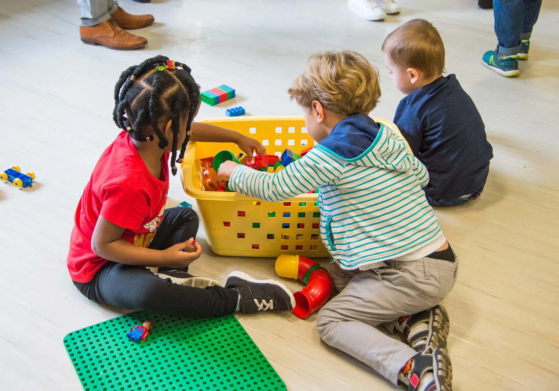 Enfants jouant à la crèche