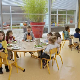 Enfants à la cantine